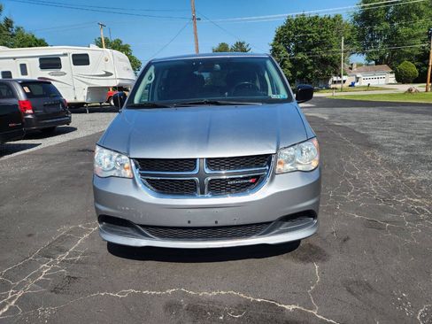 Used 2019 Dodge Grand Caravan SE w/ UConnect Hands-Free Group FWD image 3