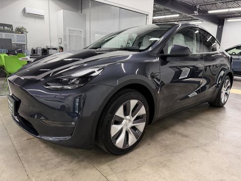 Used 2024 Tesla Model Y Long Range AWD/4WD image 1