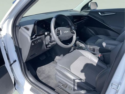 Used 2023 Kia Niro EX FWD image 11