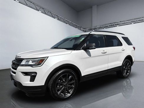 Used 2018 Ford Explorer XLT w/ Equipment Group 202A image 10