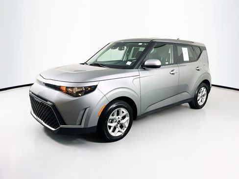 Used 2025 Kia Soul LX w/ LX Technology Package image 3
