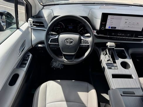 Used 2025 Toyota Sienna XLE FWD image 18