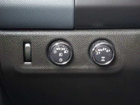 Used 2022 Chevrolet Colorado Z71 AWD/4WD image 25