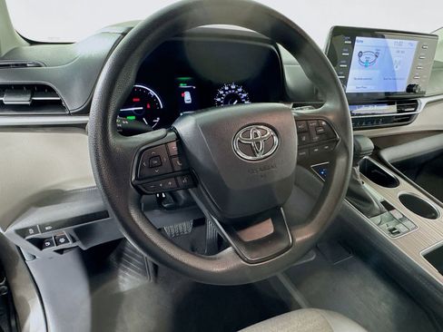 Used 2024 Toyota Sienna LE FWD image 11