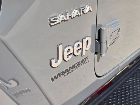 Used 2021 Jeep Wrangler Unlimited Sahara w/ Dual Top Group AWD/4WD image 15