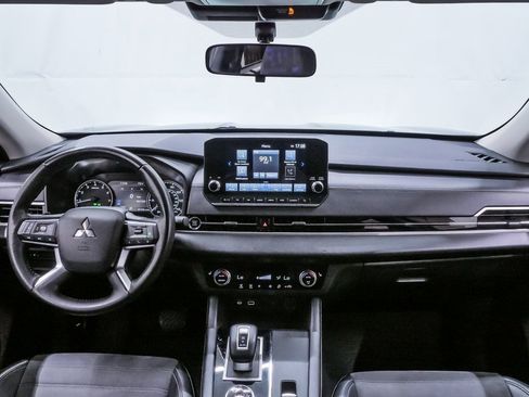 Used 2024 Mitsubishi Outlander SE image 16