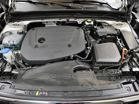 Certified 2025 Volvo XC40 B5 Core image 9