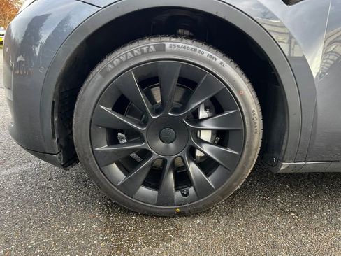 Used 2022 Tesla Model Y Long Range image 11