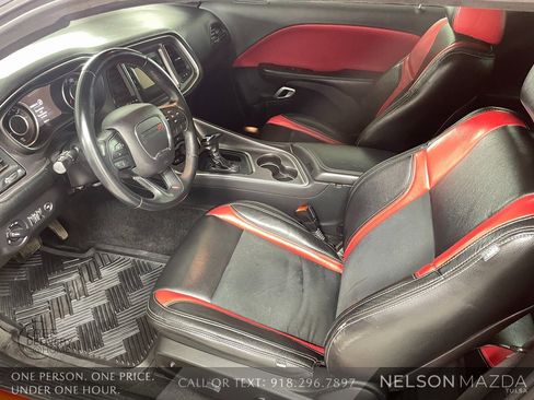 Used 2015 Dodge Challenger SXT image 16