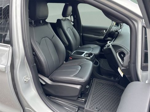 New 2026 Chrysler Pacifica Select image 37