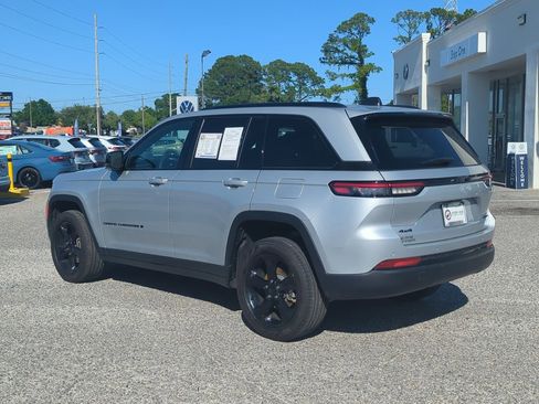 Used 2024 Jeep Grand Cherokee Limited w/ Black Appearance Package AWD/4WD image 4