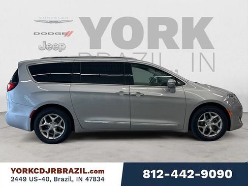 Used 2017 Chrysler Pacifica Limited FWD image 6