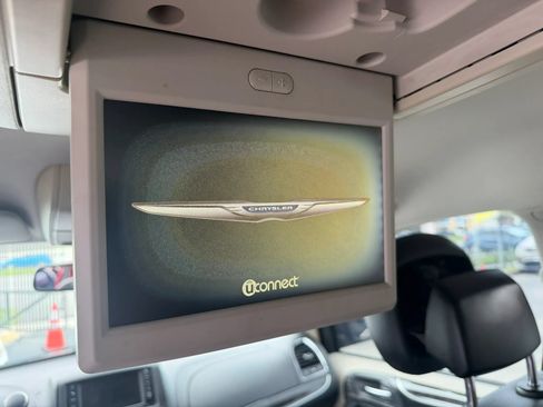 Used 2014 Chrysler Town & Country Touring FWD image 15