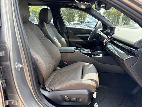 Used 2025 BMW i5 eDrive40i w/ Premium Package image 33