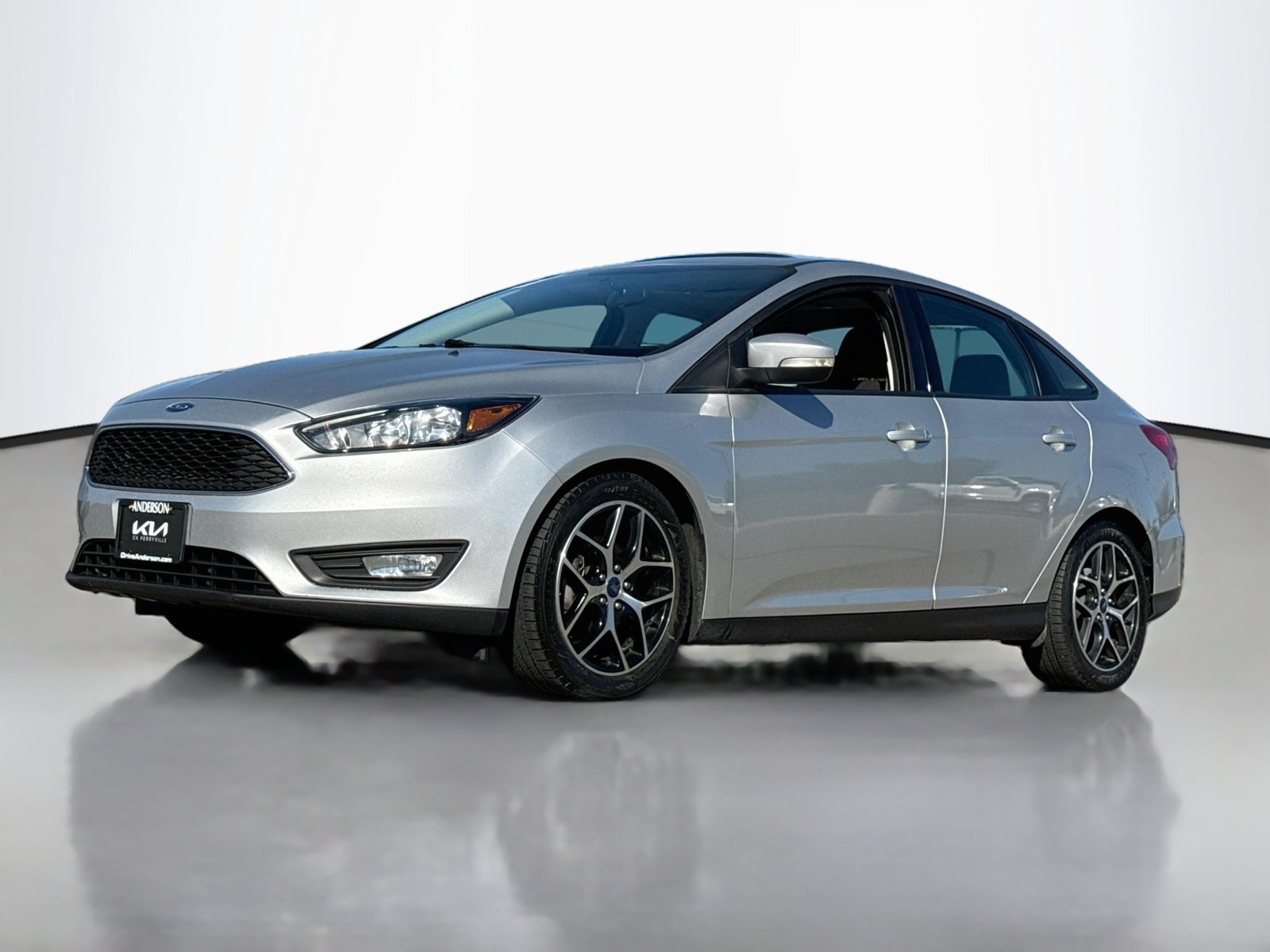 Used 2018 Ford Focus SEL w/ Cold Weather Package FWD image 3