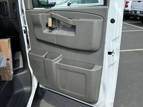 New 2025 Chevrolet Express 3500 Extended image 21