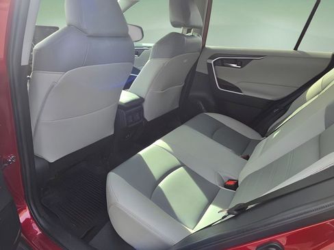 Used 2021 Toyota RAV4 XLE Premium image 14