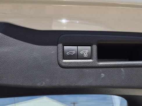 Used 2021 Toyota Venza Limited image 11