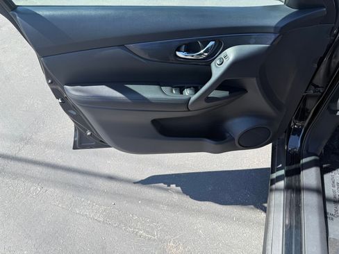 Used 2017 Nissan Rogue SV AWD/4WD image 10