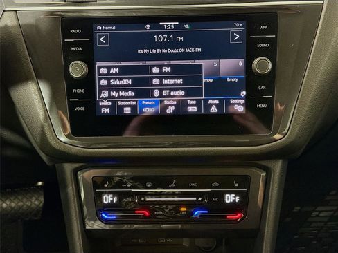 Used 2022 Volkswagen Tiguan SE AWD/4WD image 19