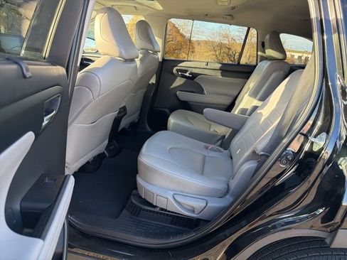 Used 2022 Toyota Highlander XLE image 16
