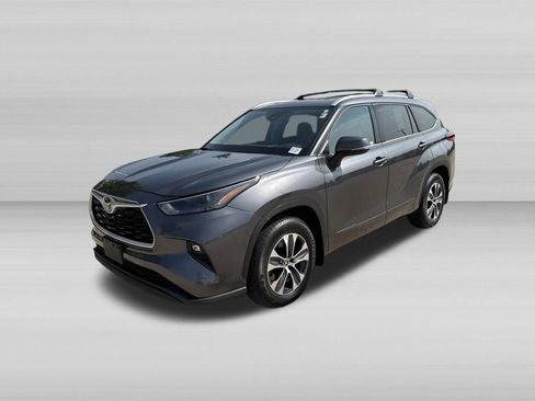 Used 2022 Toyota Highlander XLE AWD/4WD image 11