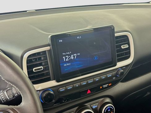 Used 2025 Hyundai Venue Limited FWD image 15