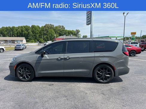 Used 2025 Chrysler Pacifica Limited w/ Uconnect Theater Family Group FWD image 5