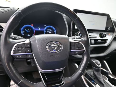 Used 2023 Toyota Highlander Limited FWD image 20