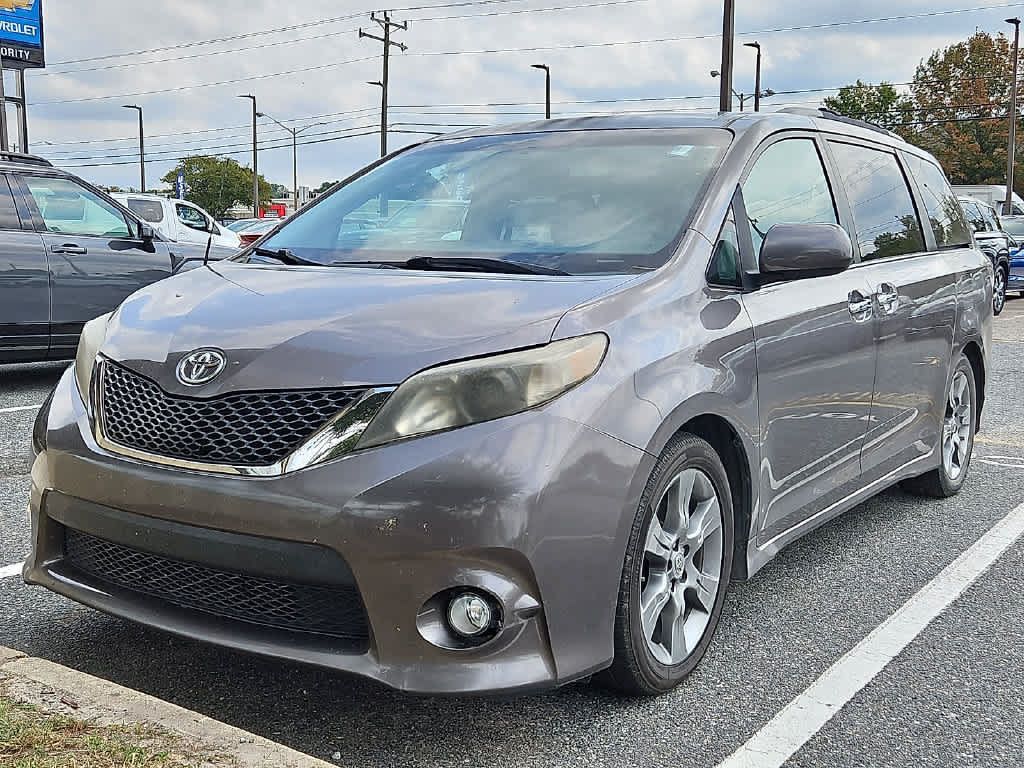 Used 2014 Toyota Sienna SE FWD image 1