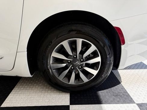 Used 2023 Chrysler Pacifica Limited FWD image 11
