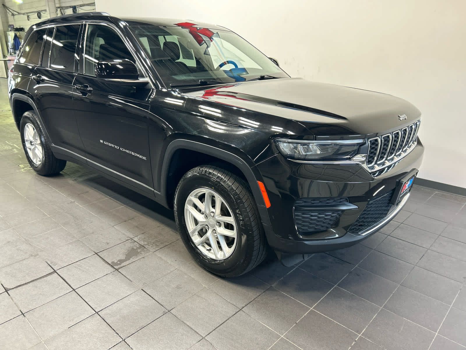 Used 2023 Jeep Grand Cherokee Laredo AWD/4WD image 2