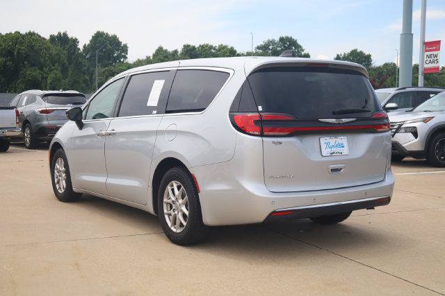 Certified 2024 Chrysler Pacifica Touring-L FWD image 7