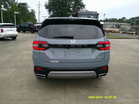 Used 2023 Honda Pilot Touring image 3