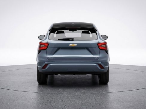 Used 2025 Chevrolet Trax LT FWD image 7