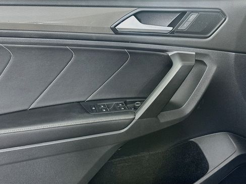 Used 2023 Volkswagen Tiguan SE w/ Panoramic Sunroof Package FWD image 15