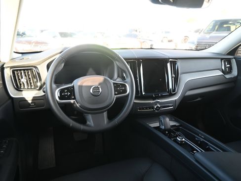 Used 2025 Volvo XC60 B5 Plus image 14