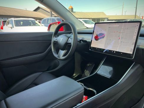 Used 2021 Tesla Model Y Long Range image 30