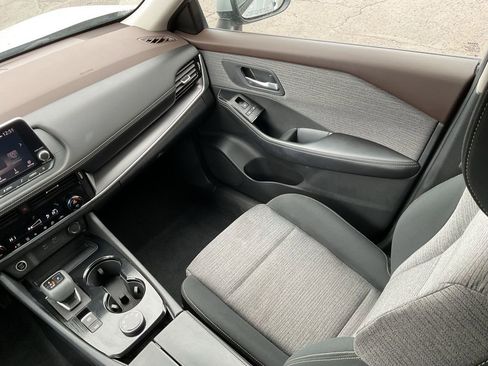 Used 2022 Nissan Rogue SV image 17