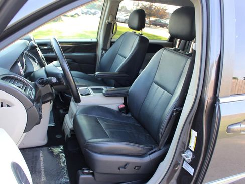 Used 2016 Chrysler Town & Country Touring FWD image 15