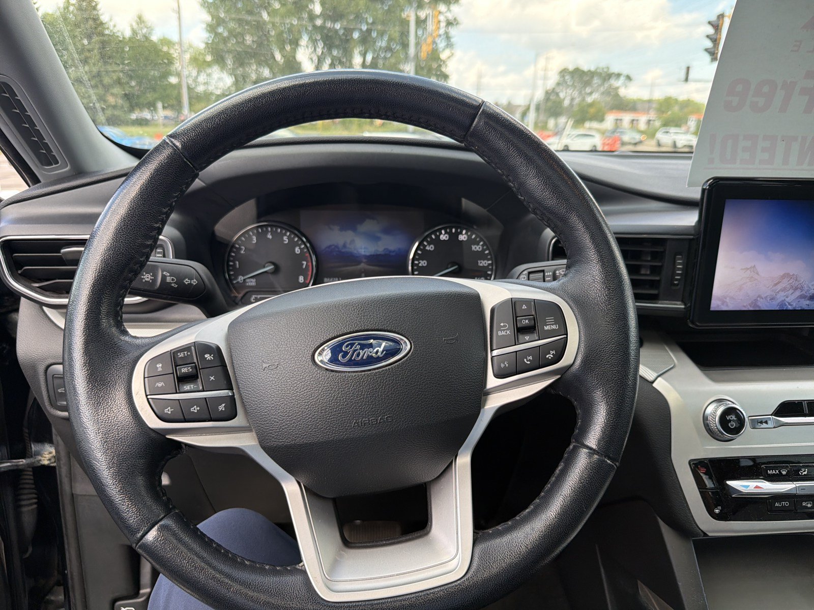 Used 2022 Ford Explorer XLT w/ XLT Sport Appearance Package AWD/4WD image 8
