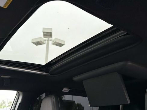 Certified 2025 Toyota Sienna Platinum FWD image 8