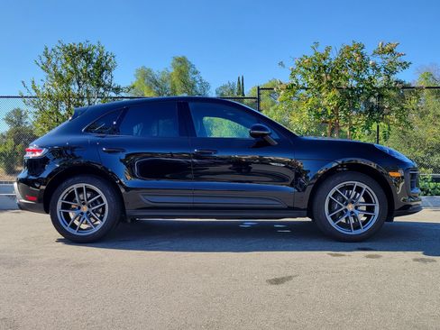 Certified 2024 Porsche Macan AWD/4WD image 8