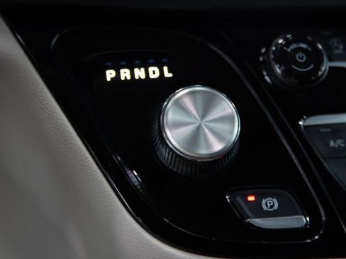 Used 2024 Chrysler Pacifica Touring-L FWD image 24