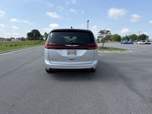 Used 2023 Chrysler Pacifica Touring-L FWD image 5