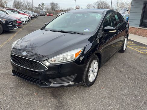 Used 2017 Ford Focus SE image 1