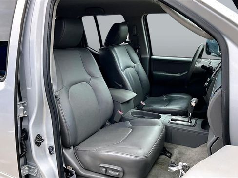 Used 2011 Nissan Frontier SL RWD image 8