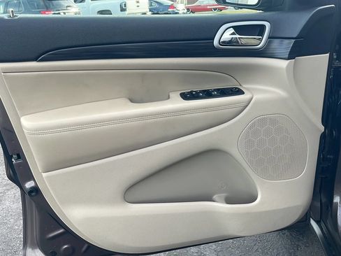 Used 2021 Jeep Grand Cherokee Laredo AWD/4WD image 5