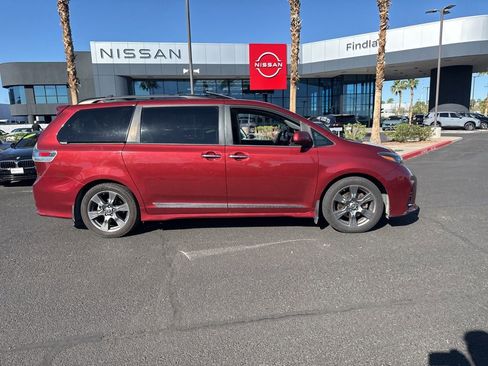 Used 2018 Toyota Sienna SE Premium w/ Carpet Mat Package FWD image 5