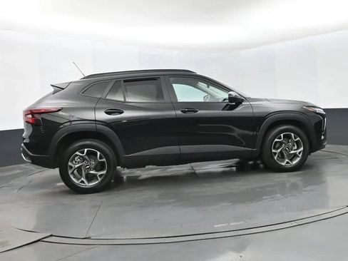 Used 2025 Chevrolet Trax LT w/ LT Convenience Package FWD image 4